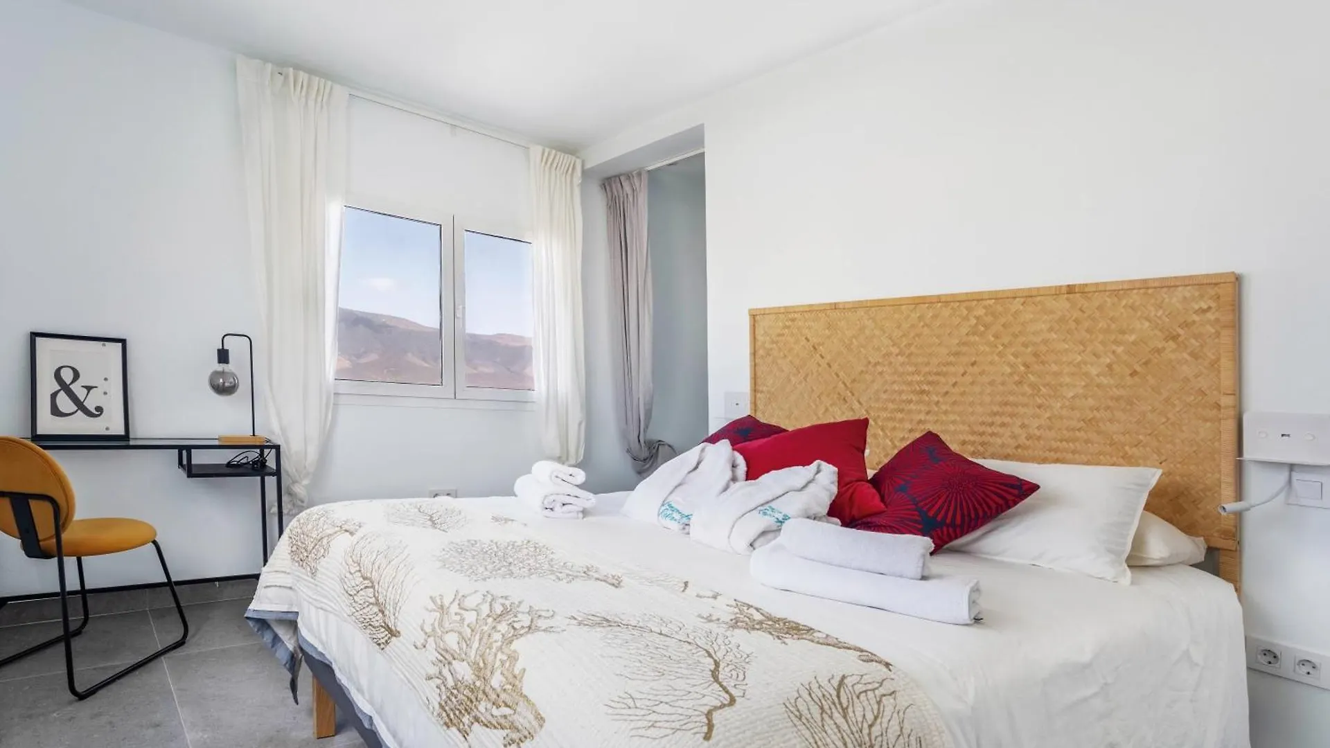 Casita San Juan, Near Famara Beach, Surf, Kite, Hike Holiday home