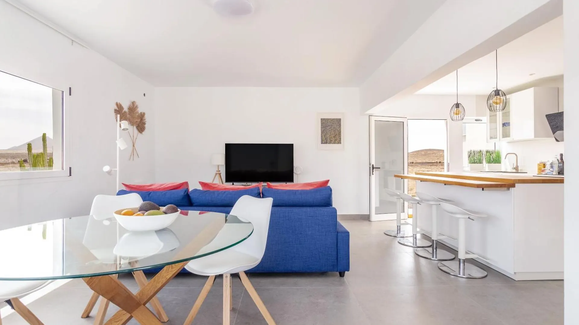 Casita San Juan, Near Famara Beach, Surf, Kite, Hike Holiday home